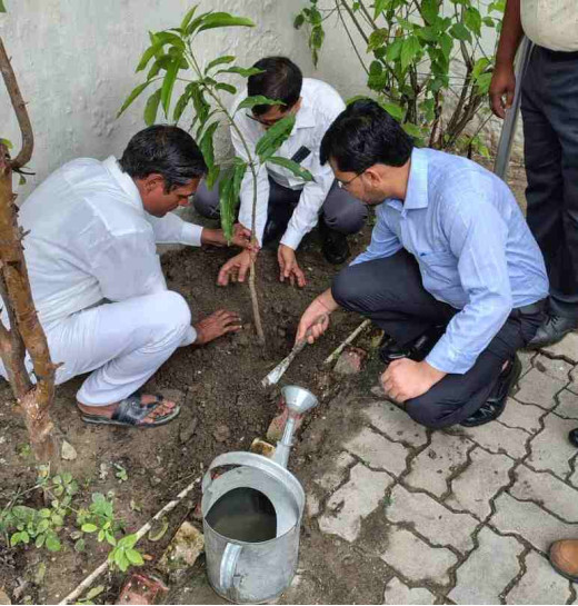 जिला पदाधिकारी सुब्रत कुमार सेन ने कोषागार कार्यालय का किया निरीक्षण, परिसर में लगाया पौधा